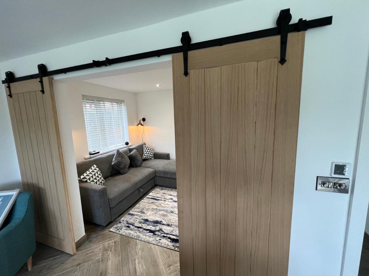 Stylish Modern Home With Parking Enclosed Garden Холихед Экстерьер фото
