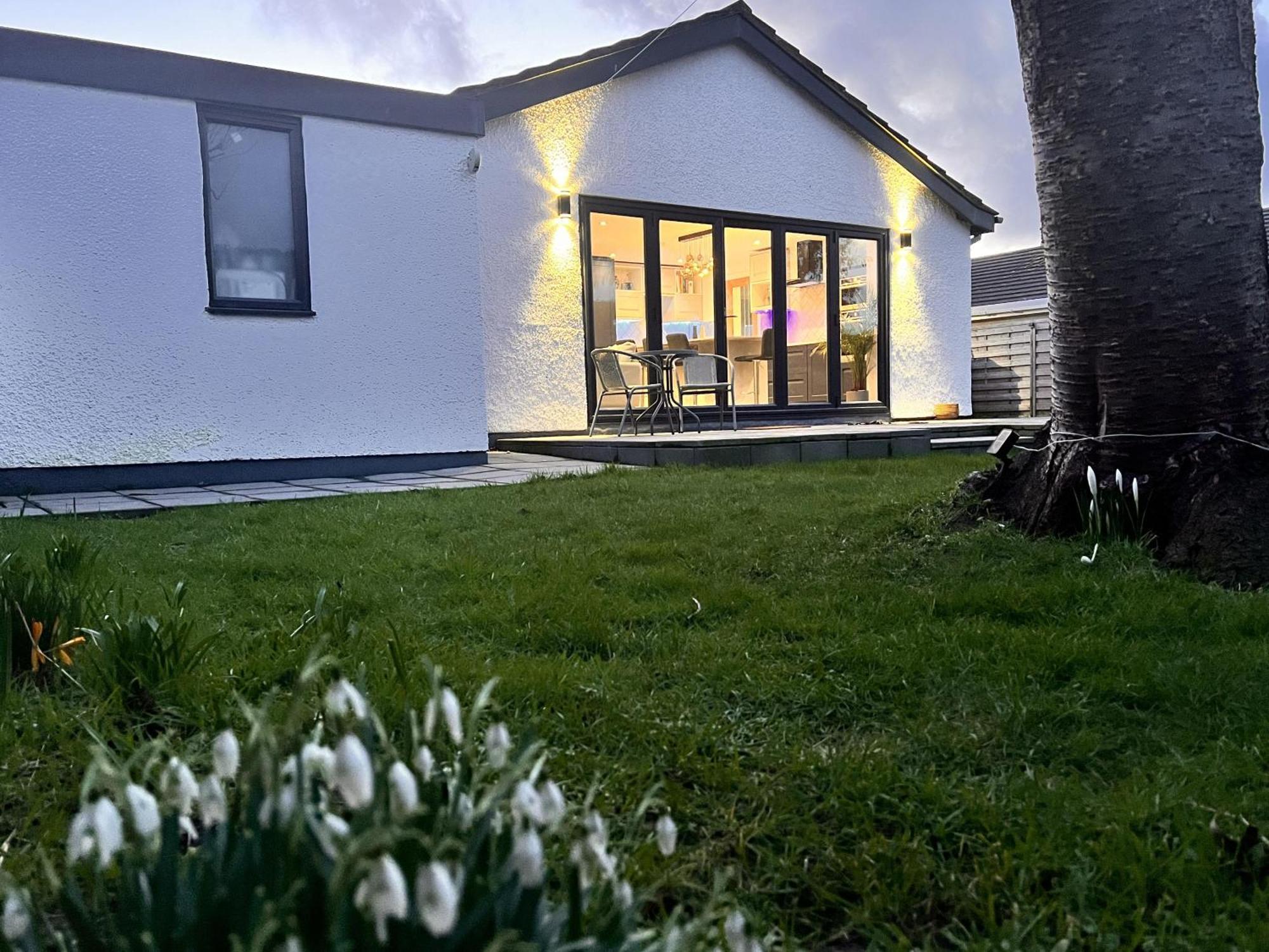 Stylish Modern Home With Parking Enclosed Garden Холихед Экстерьер фото